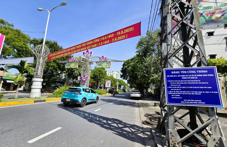 Quảng Trị: Dự &aacute;n trăm tỷ đồng cải tạo vỉa h&egrave; đường H&ugrave;ng Vương đang triển khai thế n&agrave;o?- Ảnh 5.