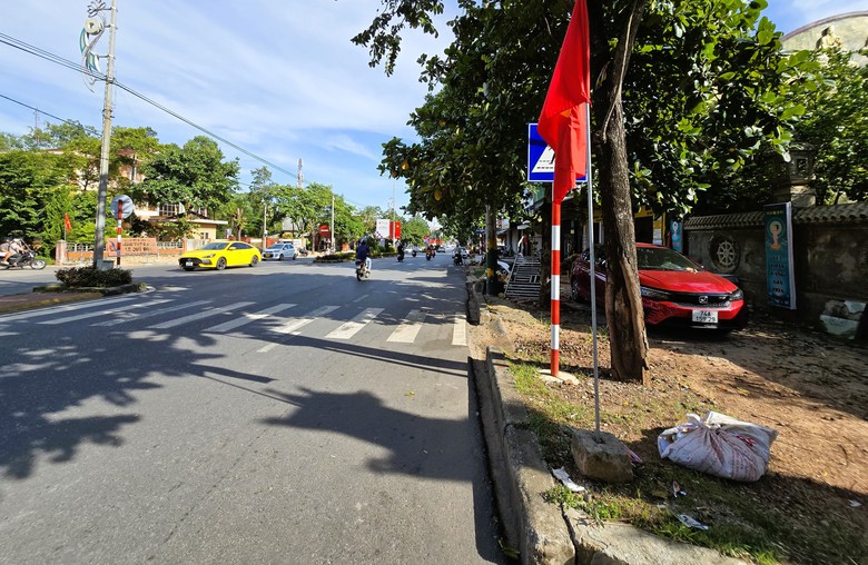 Quảng Trị: Dự &aacute;n trăm tỷ đồng cải tạo vỉa h&egrave; đường H&ugrave;ng Vương đang triển khai thế n&agrave;o?- Ảnh 6.