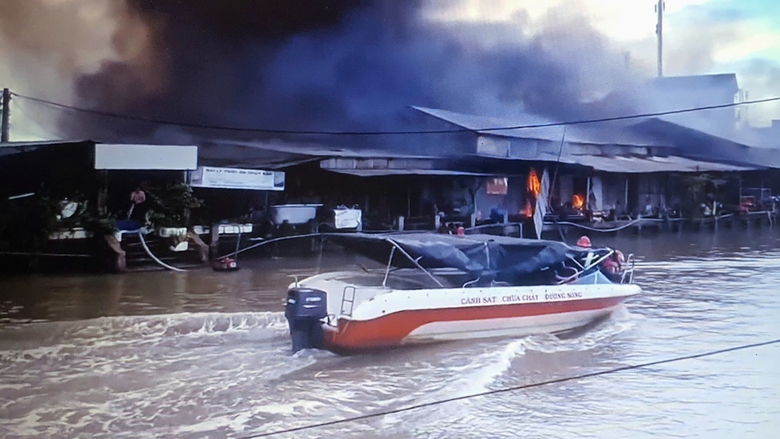 Cháy lớn trong chợ ở Cà Mau- Ảnh 2. Cháy lớn trong chợ ở Cà Mau- Ảnh 2.