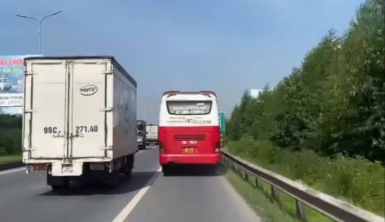 Vượt xe ở l&agrave;n khẩn cấp, t&agrave;i xế xe kh&aacute;ch bị người d&acirc;n quay clip, b&aacute;o CSGT Bắc Ninh- Ảnh 1.