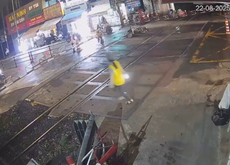 Thanh ni&ecirc;n ph&oacute;ng xe m&aacute;y t&ocirc;ng sập barie đường ngang khi t&agrave;u hỏa đang lao đến- Ảnh 1.