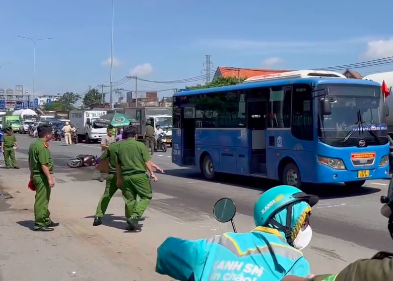 TP.HCM: Va chạm xe bu&yacute;t, nữ sinh vi&ecirc;n tử vong- Ảnh 1.