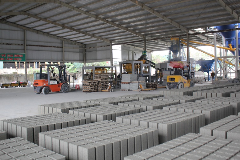Doanh nghiệp gạch kh&ocirc;ng nung loay hoay t&igrave;m hướng ti&ecirc;u thụ- Ảnh 1.