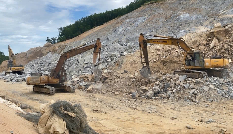 Th&ocirc;ng điểm nghẽn mặt bằng, nh&agrave; thầu tăng tốc thi c&ocirc;ng cao tốc qua Quảng Ng&atilde;i- Ảnh 3.