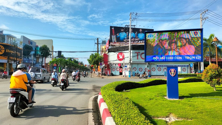 Hiệu quả từ những m&agrave;n h&igrave;nh LED tuy&ecirc;n truyền an to&agrave;n giao th&ocirc;ng ở C&agrave; Mau- Ảnh 1.