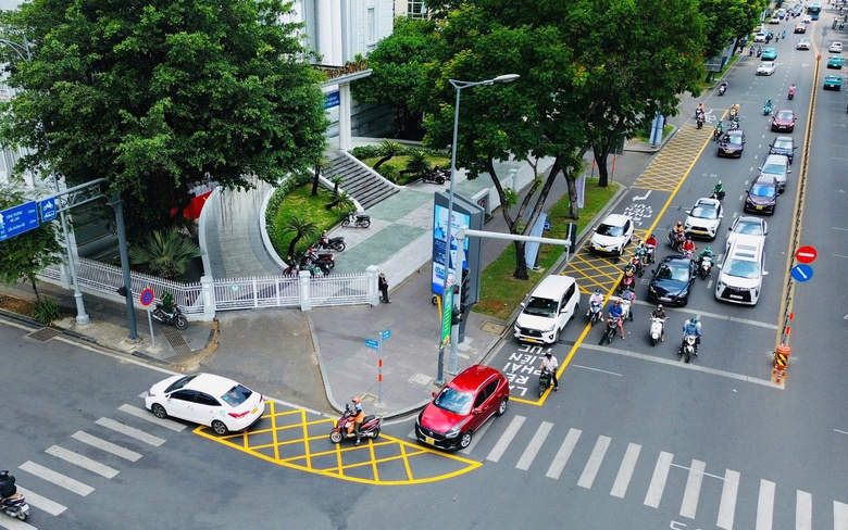 TP.HCM mở rộng vạch mắt v&otilde;ng tại 12 giao lộ: Giải ph&aacute;p giảm kẹt xe, tăng hiệu quả rẽ phải