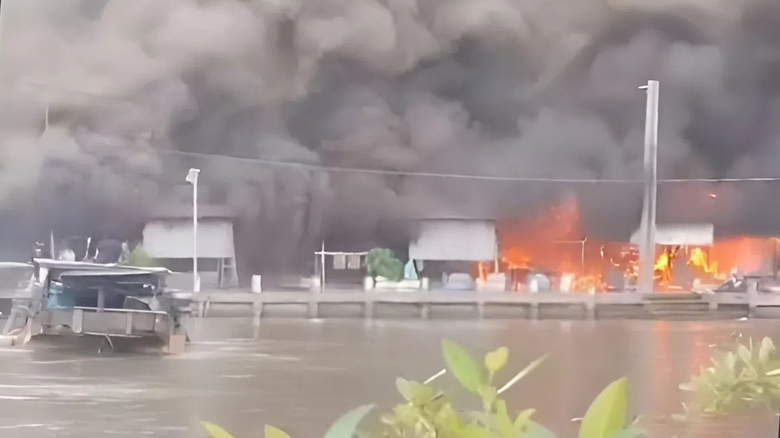 Cháy lớn trong chợ ở Cà Mau- Ảnh 1. Cháy lớn trong chợ ở Cà Mau- Ảnh 1.