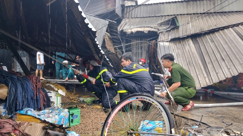 Kịp thời hỗ trợ c&aacute;c hộ d&acirc;n bị thiệt hại trong vụ ch&aacute;y chợ ở C&agrave; Mau- Ảnh 2.