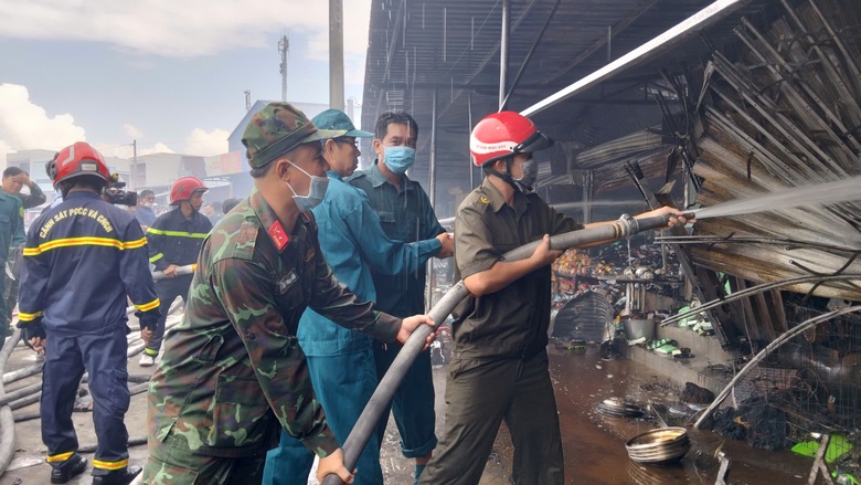 Người đ&agrave;n &ocirc;ng 63 tuổi mở van kh&oacute;a b&igrave;nh gas do ghen tu&ocirc;ng g&acirc;y vụ ch&aacute;y chợ ở C&agrave; Mau - Ảnh 1.