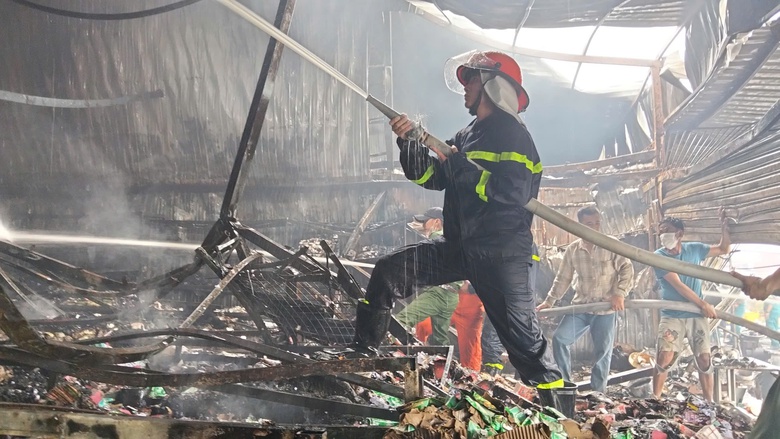 Vụ ch&aacute;y chợ ở C&agrave; Mau: C&aacute;c tiểu thương thiệt hại hơn 20 tỷ đồng- Ảnh 1.