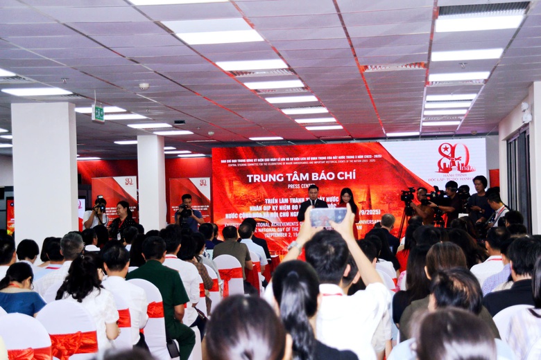 Khai trương Trung t&acirc;m B&aacute;o ch&iacute; Triển l&atilde;m th&agrave;nh tựu đất nước - Ảnh 4.
