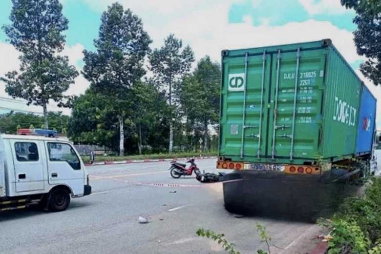 TP.HCM: Đ&ocirc;i nam nữ đi xe m&aacute;y t&ocirc;ng v&agrave;o xe container, một người tử vong tại chỗ- Ảnh 1.