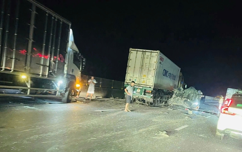 5 &ocirc; t&ocirc; đ&acirc;m li&ecirc;n ho&agrave;n tr&ecirc;n cao tốc Cao Bồ - Mai Sơn, CSGT xuy&ecirc;n đ&ecirc;m ph&acirc;n luồng khắc phục- Ảnh 2.