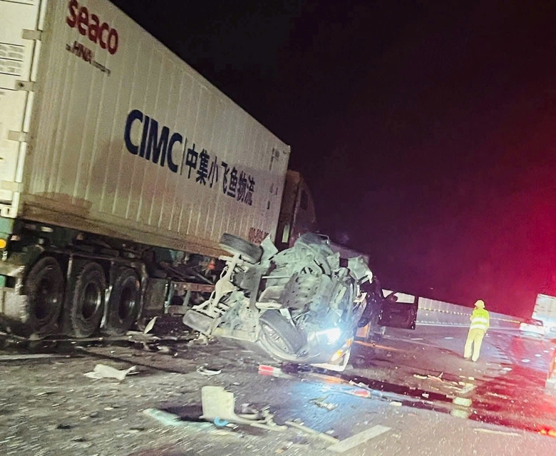 5 &ocirc; t&ocirc; đ&acirc;m li&ecirc;n ho&agrave;n tr&ecirc;n cao tốc Cao Bồ - Mai Sơn, CSGT xuy&ecirc;n đ&ecirc;m ph&acirc;n luồng khắc phục- Ảnh 1.