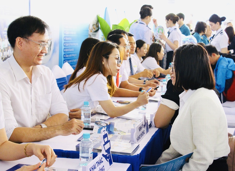 Hơn 10.000 ứng vi&ecirc;n "săn v&eacute;" t&igrave;m cơ hội cất c&aacute;nh sự nghiệp c&ugrave;ng si&ecirc;u s&acirc;n bay Long Th&agrave;nh- Ảnh 10.