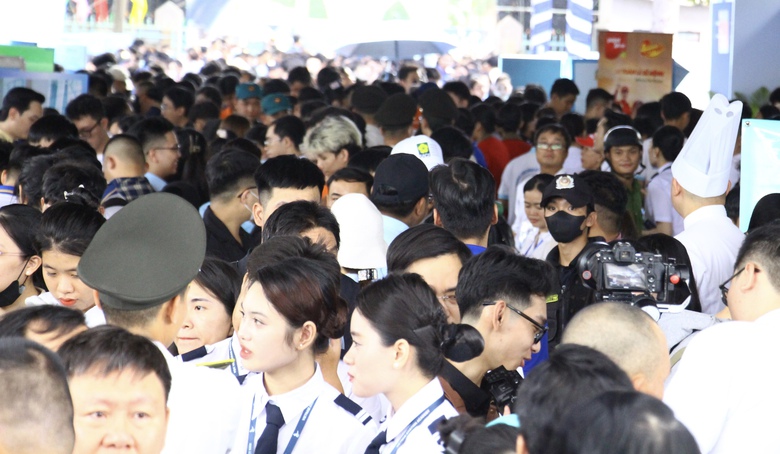 Hơn 10.000 ứng vi&ecirc;n "săn v&eacute;" t&igrave;m cơ hội cất c&aacute;nh sự nghiệp c&ugrave;ng si&ecirc;u s&acirc;n bay Long Th&agrave;nh- Ảnh 2.