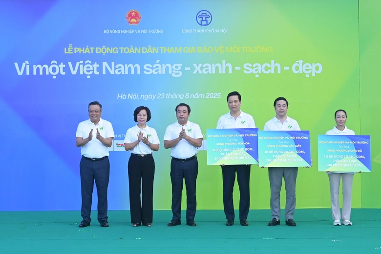L&atilde;nh đạo Bộ N&ocirc;ng nghiệp v&agrave; M&ocirc;i trường &ldquo;xắn tay &aacute;o&rdquo; c&ugrave;ng người d&acirc;n dọn r&aacute;c sau lễ ph&aacute;t động- Ảnh 1.