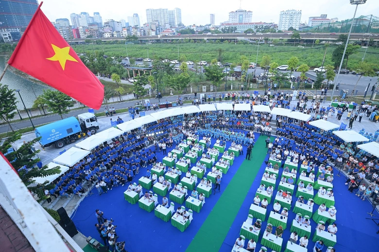 L&atilde;nh đạo Bộ N&ocirc;ng nghiệp v&agrave; M&ocirc;i trường &ldquo;xắn tay &aacute;o&rdquo; c&ugrave;ng người d&acirc;n dọn r&aacute;c sau lễ ph&aacute;t động- Ảnh 2.