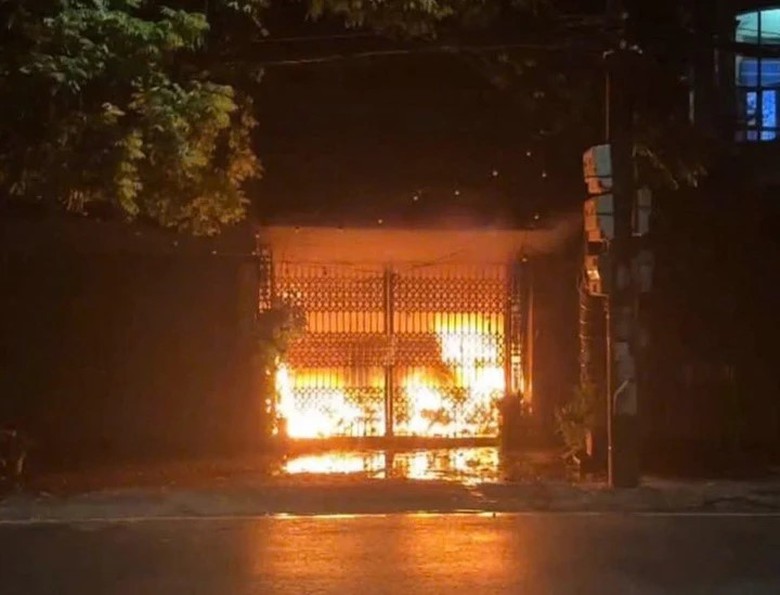 Hưng Yên: Giải cứu 7 người trong vụ cháy nhà 3 tầng- Ảnh 1. Hưng Yên: Giải cứu 7 người trong vụ cháy nhà 3 tầng- Ảnh 1.