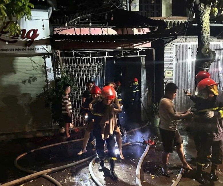 Hưng Yên: Giải cứu 7 người trong vụ cháy nhà 3 tầng- Ảnh 2. Hưng Yên: Giải cứu 7 người trong vụ cháy nhà 3 tầng- Ảnh 2.
