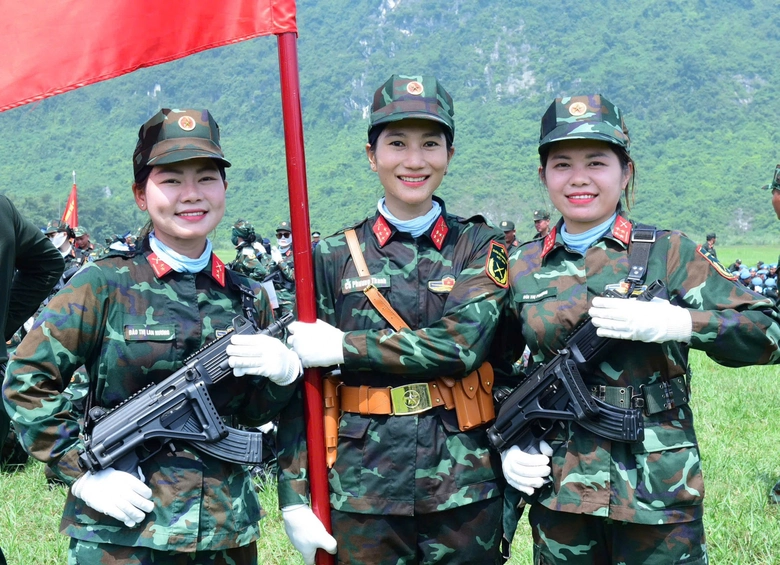 Những "b&ocirc;ng hồng th&eacute;p" g&aacute;c t&igrave;nh ri&ecirc;ng, chắc tay s&uacute;ng tr&ecirc;n thao trường hướng về đại lễ- Ảnh 3.