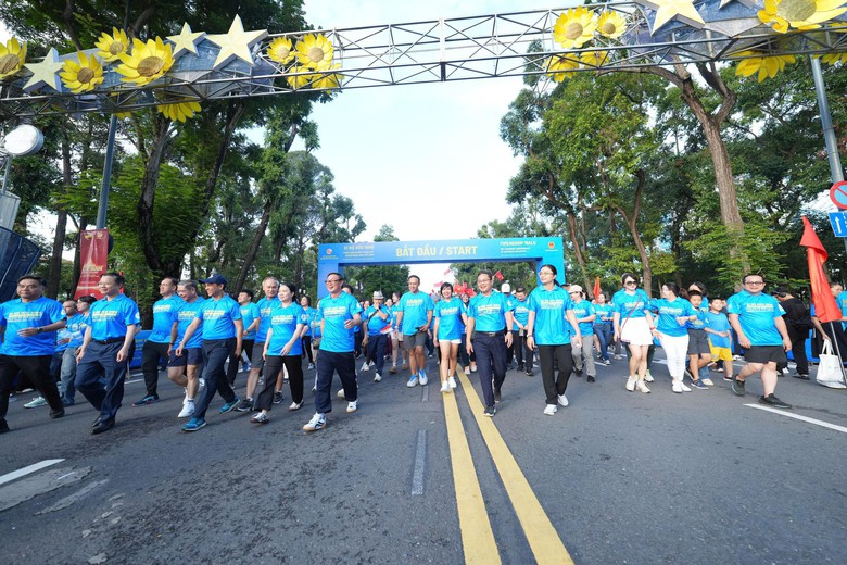TP.HCM: 1.800 người đi bộ hữu nghị mừng 80 năm Ngoại giao Việt Nam- Ảnh 2. TP.HCM: 1.800 người đi bộ hữu nghị mừng 80 năm Ngoại giao Việt Nam- Ảnh 2.