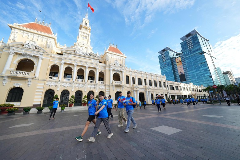 TP.HCM: 1.800 người đi bộ hữu nghị mừng 80 năm Ngoại giao Việt Nam- Ảnh 3. TP.HCM: 1.800 người đi bộ hữu nghị mừng 80 năm Ngoại giao Việt Nam- Ảnh 3.