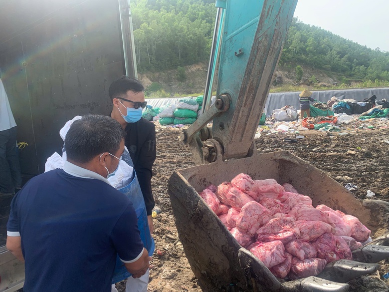 Gia Lai: Tiêu hủy hơn 1 tấn thịt heo và chả ram không rõ nguồn gốc- Ảnh 2. Gia Lai: Tiêu hủy hơn 1 tấn thịt heo và chả ram không rõ nguồn gốc- Ảnh 2.