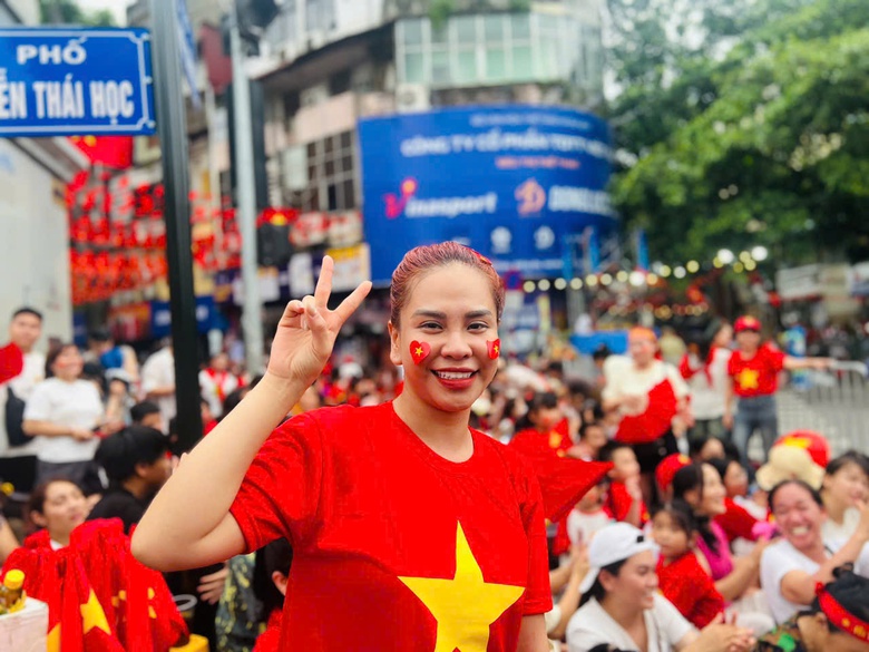 Người d&acirc;n đội nắng, dầm mưa xếp h&agrave;ng từ s&aacute;ng chờ xem tổng hợp luyện lần 2- Ảnh 3.