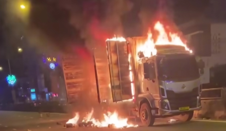 &Ocirc; t&ocirc; đang chạy bỗng ch&aacute;y ng&ugrave;n ngụt tr&ecirc;n QL1 qua Quảng Ng&atilde;i- Ảnh 1.