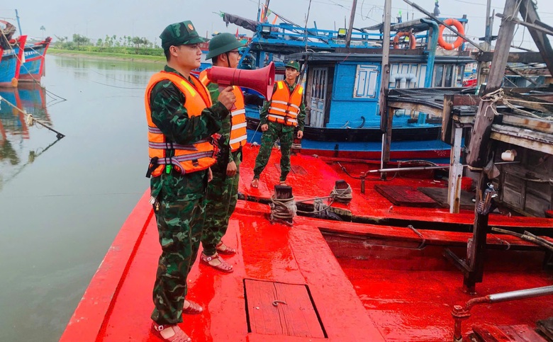 Nhiều địa phương ở miền Trung cấm biển trước khi b&atilde;o số 5 đổ bộ- Ảnh 9.