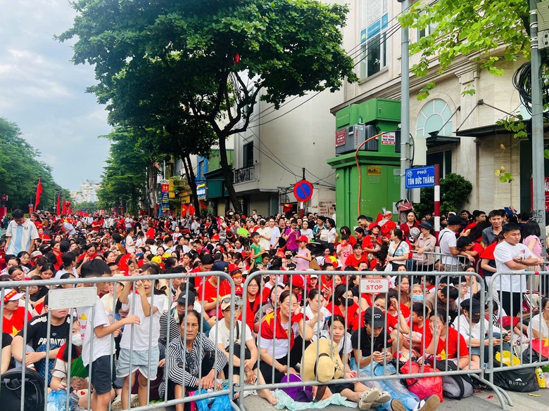 Người d&acirc;n đội nắng, dầm mưa xếp h&agrave;ng từ s&aacute;ng chờ xem tổng hợp luyện lần 2- Ảnh 11.