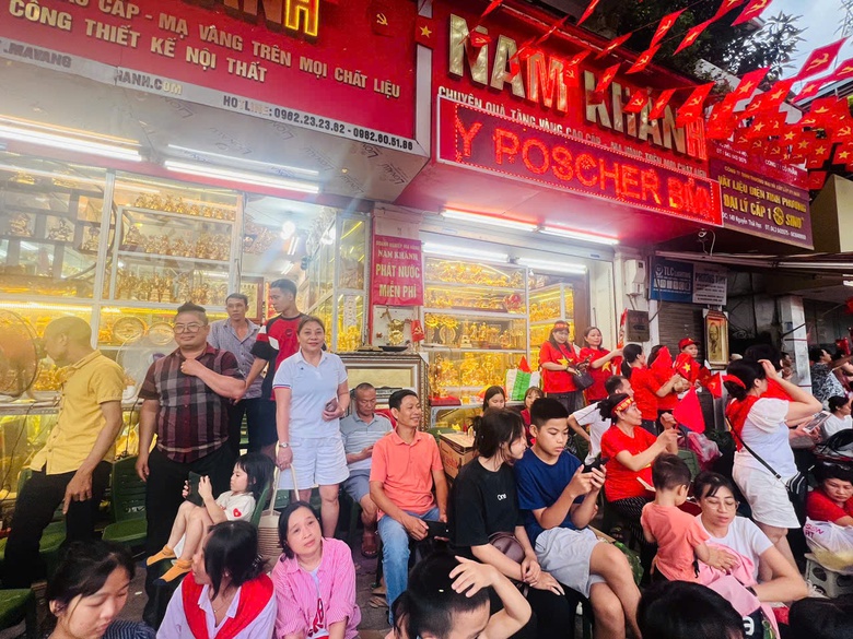 Người d&acirc;n đội nắng, dầm mưa xếp h&agrave;ng từ s&aacute;ng chờ xem tổng hợp luyện lần 2- Ảnh 7.