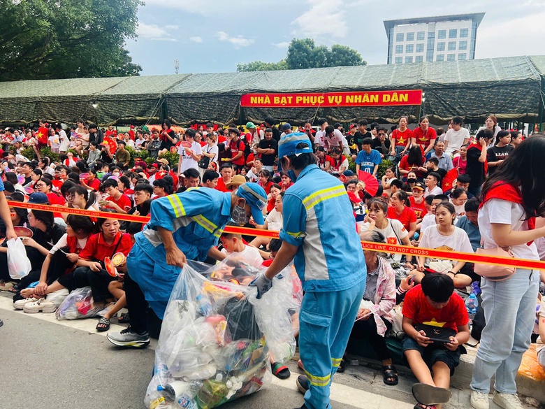 Người d&acirc;n đội nắng, dầm mưa xếp h&agrave;ng từ s&aacute;ng chờ xem tổng hợp luyện lần 2- Ảnh 15.