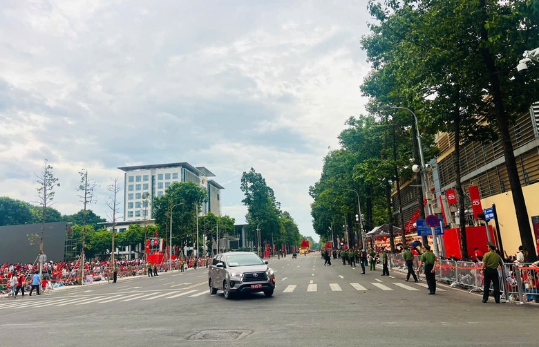 Người d&acirc;n đội nắng, dầm mưa xếp h&agrave;ng từ s&aacute;ng chờ xem tổng hợp luyện lần 2- Ảnh 9.