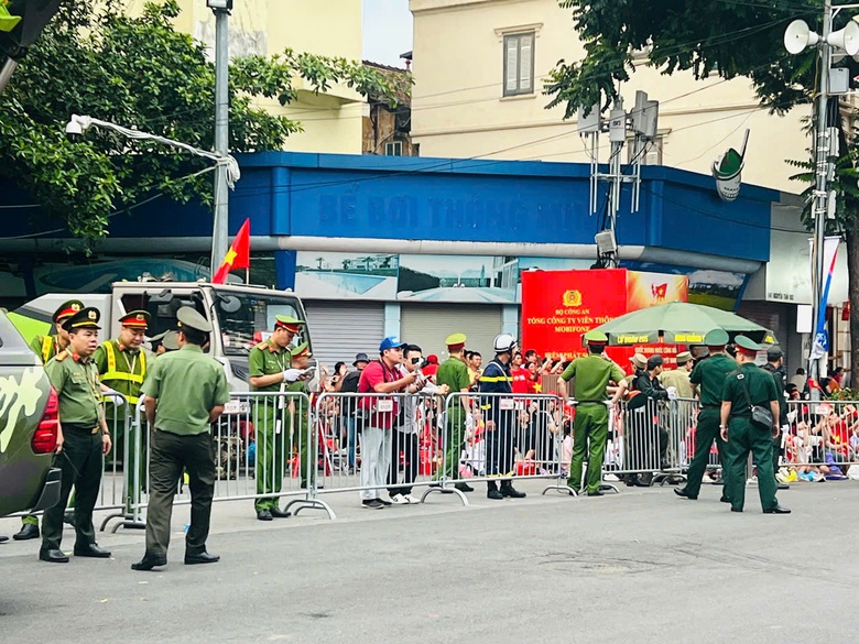 Người d&acirc;n đội nắng, dầm mưa xếp h&agrave;ng từ s&aacute;ng chờ xem tổng hợp luyện lần 2- Ảnh 10.