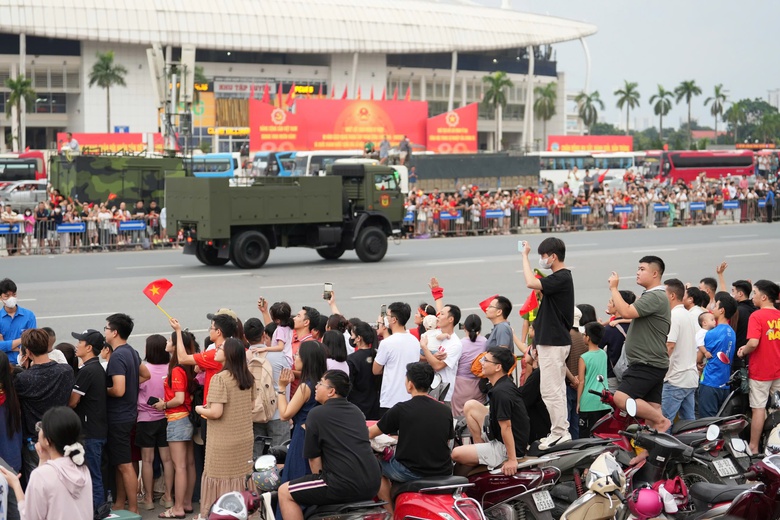 Người d&acirc;n đội nắng, dầm mưa xếp h&agrave;ng từ s&aacute;ng chờ xem tổng hợp luyện lần 2- Ảnh 17.