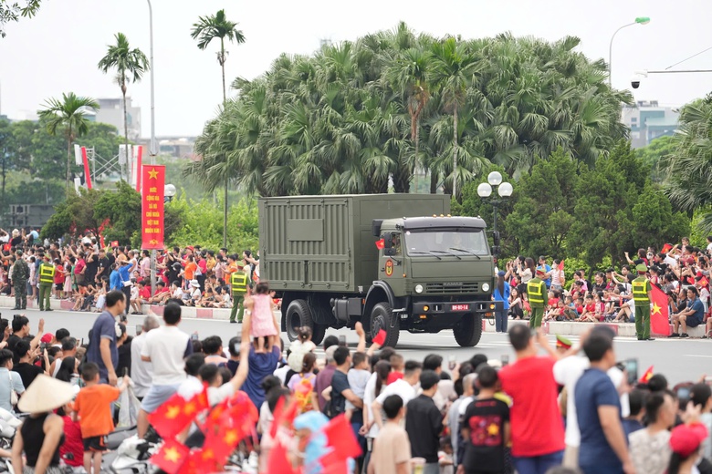 Người d&acirc;n đội nắng, dầm mưa xếp h&agrave;ng từ s&aacute;ng chờ xem tổng hợp luyện lần 2- Ảnh 18.