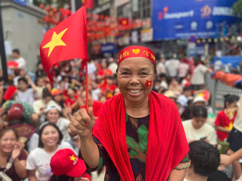 Người d&acirc;n đội nắng, dầm mưa xếp h&agrave;ng từ s&aacute;ng chờ xem tổng hợp luyện lần 2- Ảnh 12.