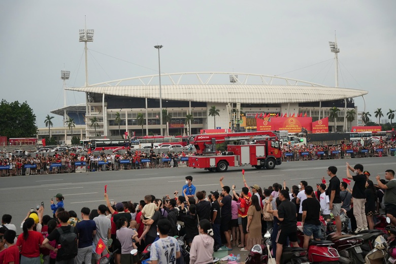 Người d&acirc;n đội nắng, dầm mưa xếp h&agrave;ng từ s&aacute;ng chờ xem tổng hợp luyện lần 2- Ảnh 16.