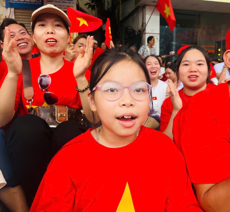 Người d&acirc;n đội nắng, dầm mưa xếp h&agrave;ng từ s&aacute;ng chờ xem tổng hợp luyện lần 2- Ảnh 13.