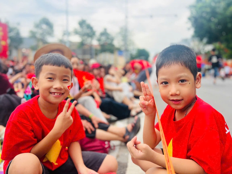 Người d&acirc;n đội nắng, dầm mưa xếp h&agrave;ng từ s&aacute;ng chờ xem tổng hợp luyện lần 2- Ảnh 14.