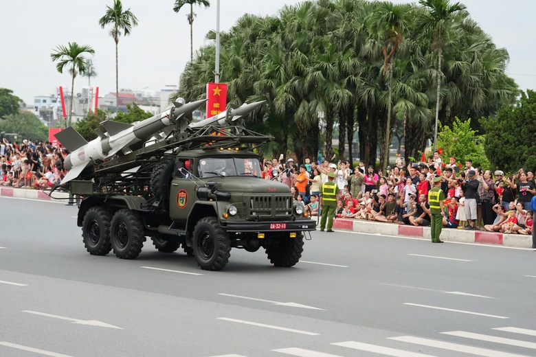 Người d&acirc;n đội nắng, dầm mưa xếp h&agrave;ng từ s&aacute;ng chờ xem tổng hợp luyện lần 2- Ảnh 19.