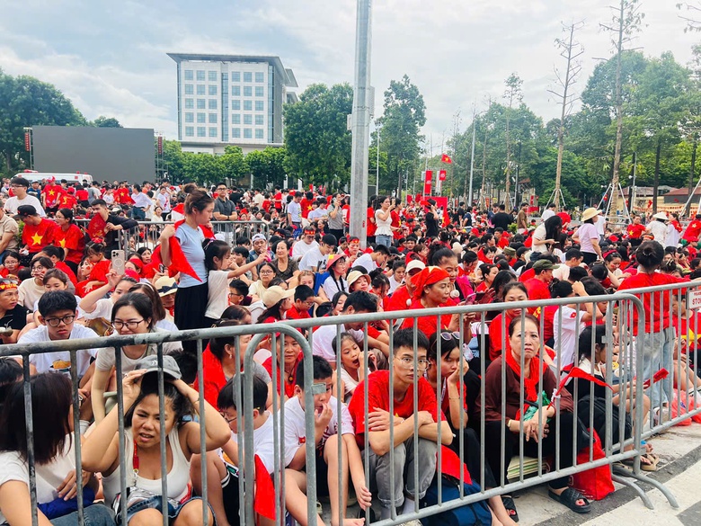 Người d&acirc;n đội nắng, dầm mưa xếp h&agrave;ng từ s&aacute;ng chờ xem tổng hợp luyện lần 2- Ảnh 1.