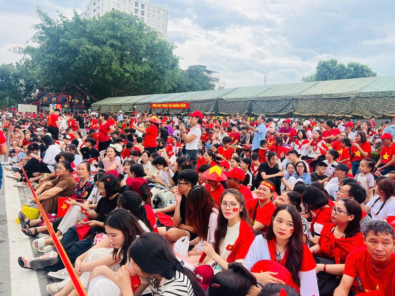 Người d&acirc;n đội nắng, dầm mưa xếp h&agrave;ng từ s&aacute;ng chờ xem tổng hợp luyện lần 2- Ảnh 2.