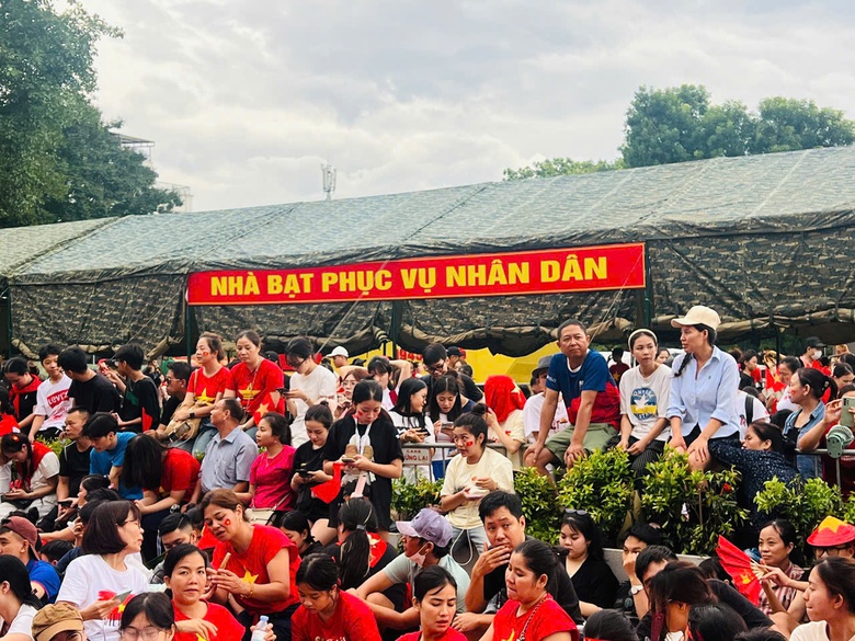 Người d&acirc;n đội nắng, dầm mưa xếp h&agrave;ng từ s&aacute;ng chờ xem tổng hợp luyện lần 2- Ảnh 4.