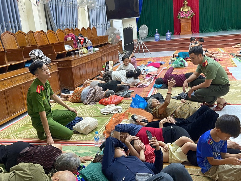 Đ&ecirc;m trắng của lực lượng tuyến đầu nơi b&agrave; con sơ t&aacute;n trước khi b&atilde;o số 5 đổ bộ- Ảnh 1.