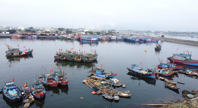 Nhiều địa phương ở miền Trung cấm biển trước khi b&atilde;o số 5 đổ bộ- Ảnh 1.