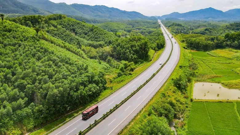 Kỷ lục thi c&ocirc;ng tuyến cao tốc d&agrave;i nhất Việt Nam- Ảnh 1.