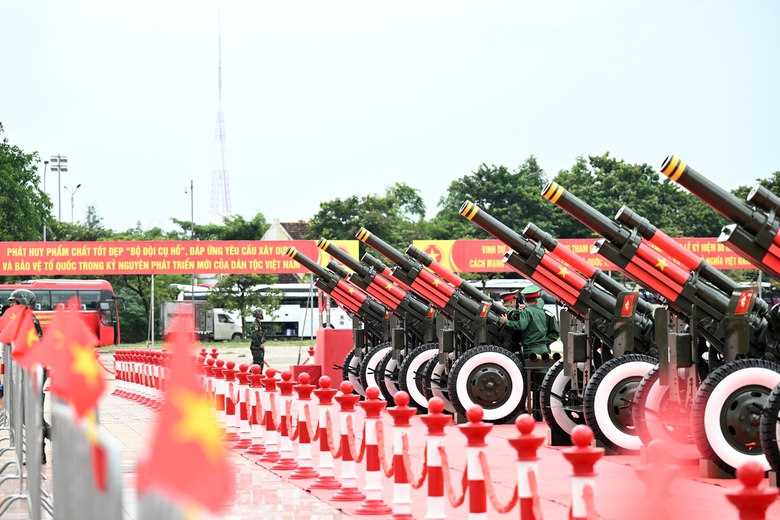 Người dân hào hứng ngắm dàn khí tài trên phố trước giờ tổng hợp luyện- Ảnh 15. Người dân hào hứng ngắm dàn khí tài trên phố trước giờ tổng hợp luyện- Ảnh 15.